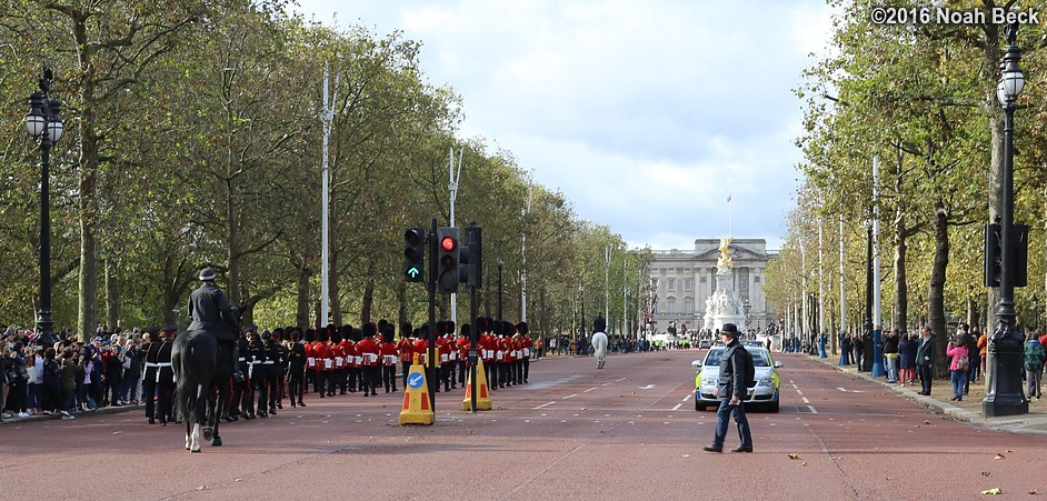 October 18, 2016: The St James&#39;s Palace detachment of the Queen&#39;s Guard marching to Buckingham Palace